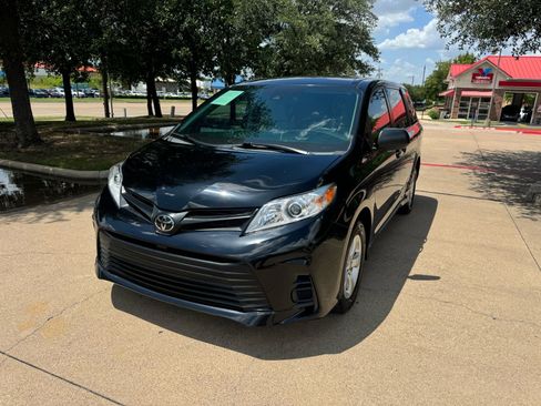 Used 2020 Toyota Sienna L image 1