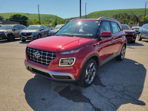 Used 2023 Hyundai Venue Limited w/ Cargo Package FWD image 5