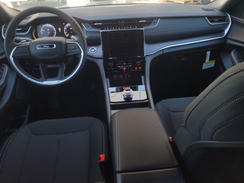 New 2025 Jeep Grand Cherokee L Laredo image 11