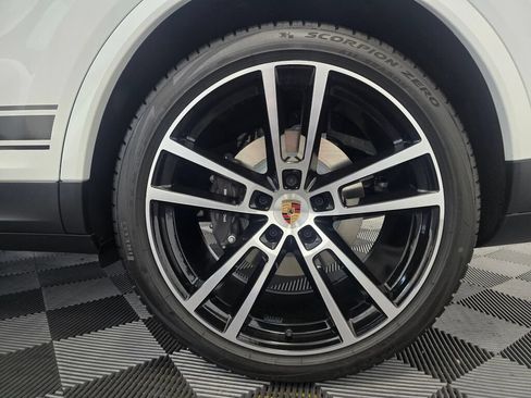 Certified 2025 Porsche Cayenne E-Hybrid Coupe AWD/4WD image 6