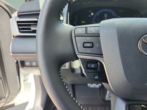 Used 2025 Toyota Camry SE w/ Convenience Package FWD image 12