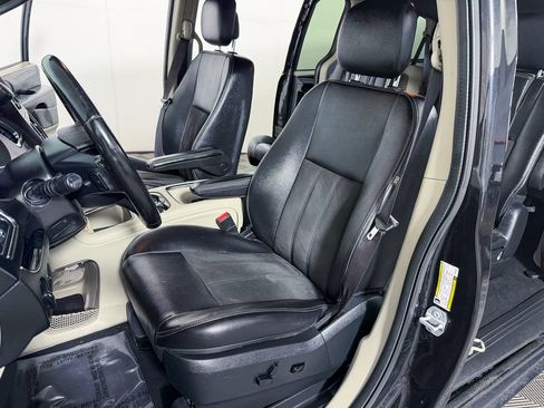 Used 2019 Dodge Grand Caravan SXT FWD image 15