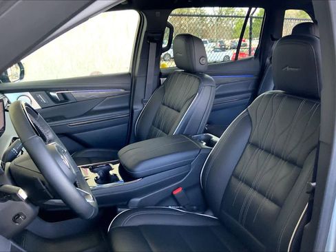 Used 2025 Buick Enclave Avenir w/ Super Cruise Package image 8