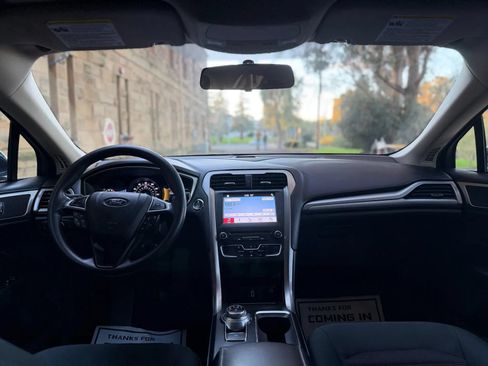 Used 2018 Ford Fusion SE w/ Fusion SE Technology Package FWD image 10