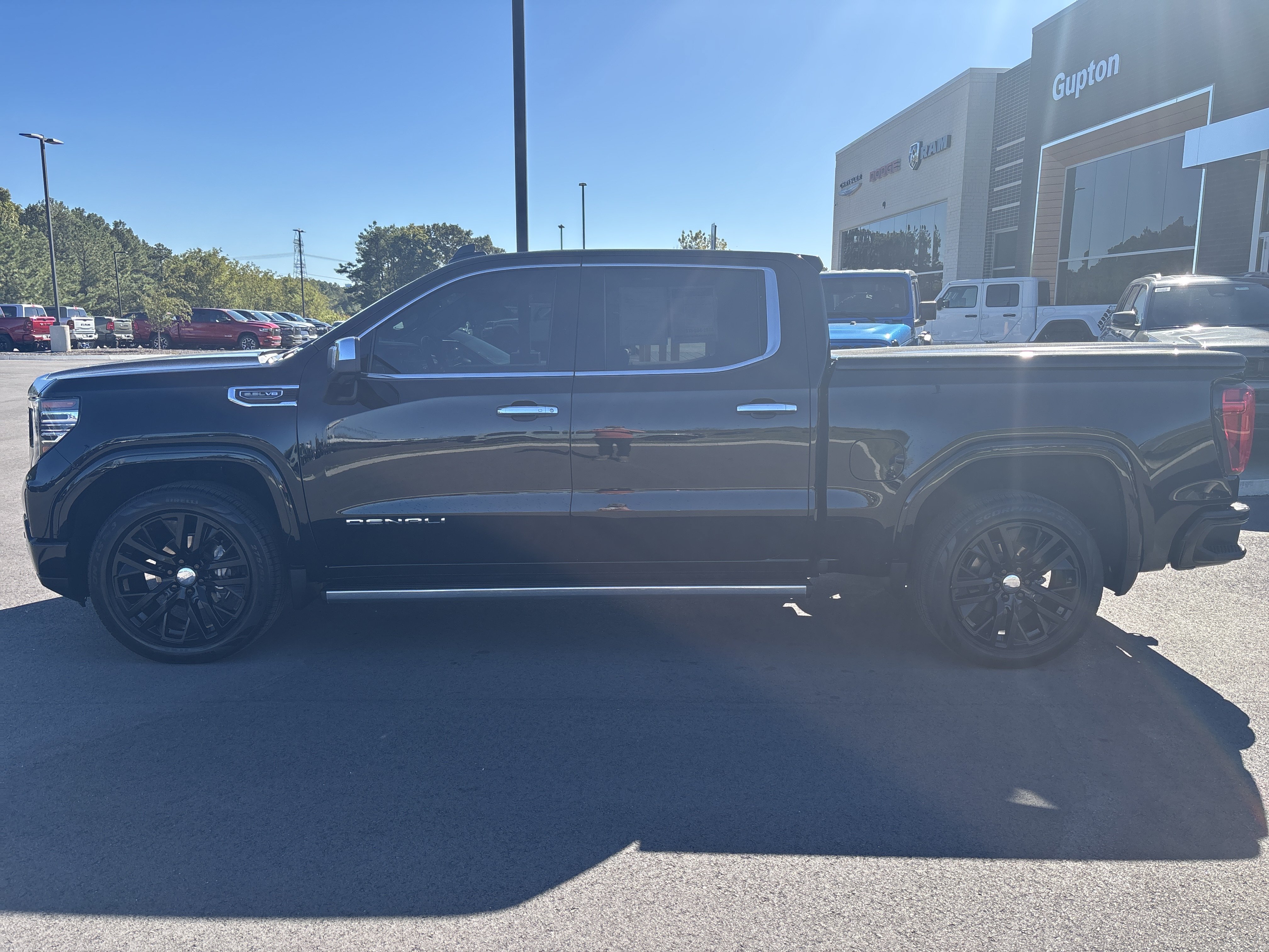 Used 2022 GMC Sierra 1500 Denali w/ Denali Reserve Package AWD/4WD image 2