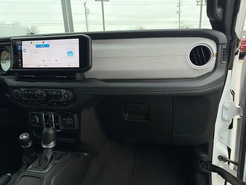 Used 2025 Jeep Wrangler Sahara image 39