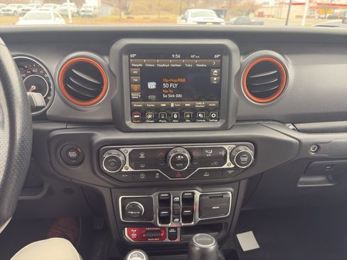Used 2023 Jeep Gladiator Mojave image 12