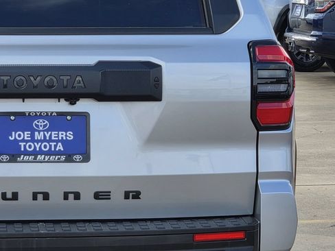 Used 2025 Toyota 4Runner SR5 AWD/4WD image 9