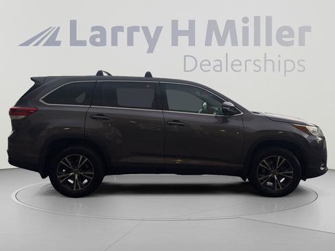 Used 2019 Toyota Highlander LE AWD/4WD image 6