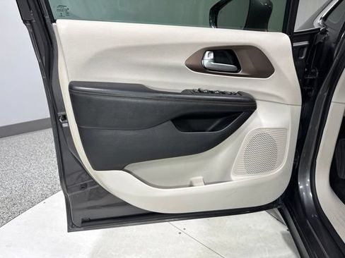 Used 2017 Chrysler Pacifica Touring-L FWD image 12