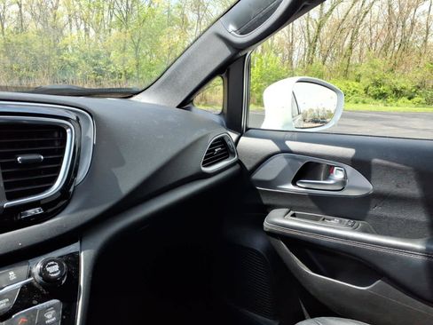 Used 2020 Chrysler Pacifica Touring-L w/ S Appearance Package FWD image 16