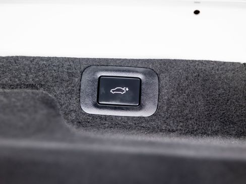 Used 2021 Lexus LS 500 w/ Accessory Package (Z2) image 39