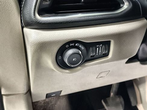 Used 2023 Chrysler Pacifica Limited FWD image 16
