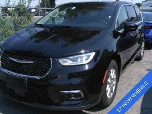 Used 2024 Chrysler Pacifica Touring-L FWD image 10