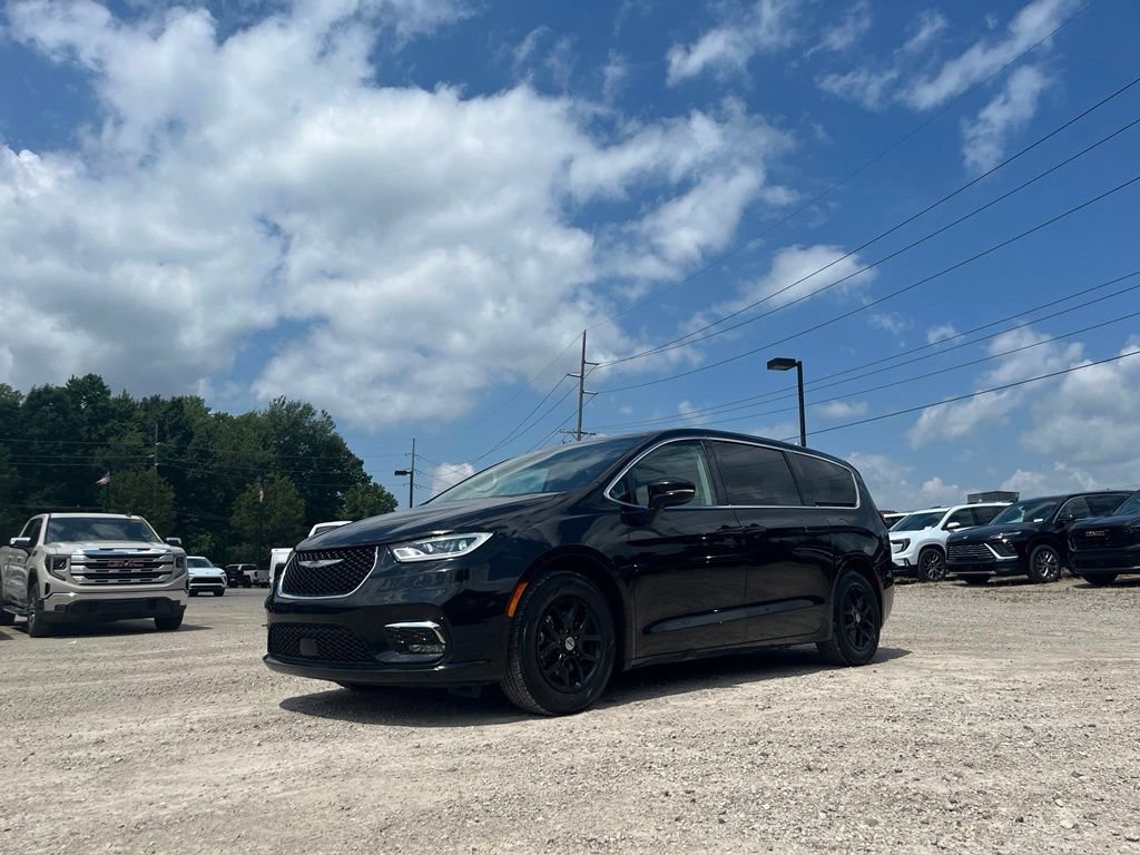 Used 2024 Chrysler Pacifica Touring-L FWD image 2