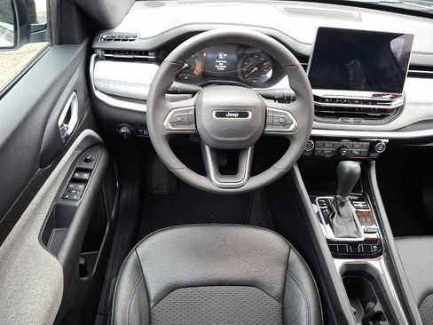 Used 2024 Jeep Compass Latitude image 12