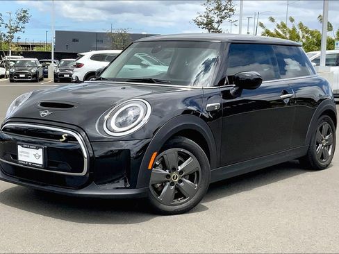 Certified 2024 MINI Cooper SE image 3