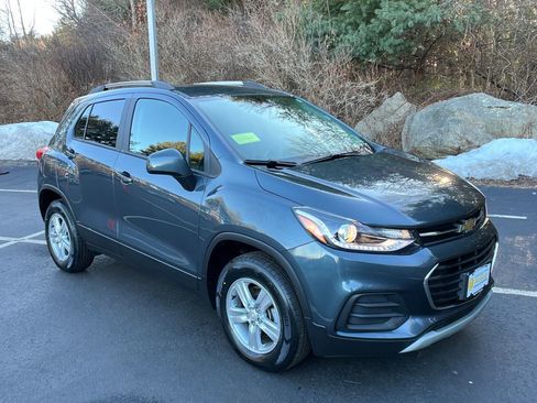 Used 2022 Chevrolet Trax LT w/ LT Convenience Package image 7