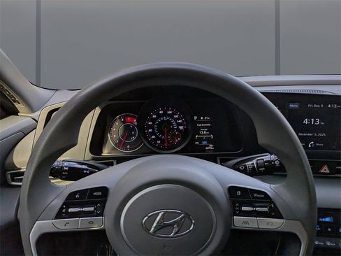 Used 2022 Hyundai Elantra SEL image 27