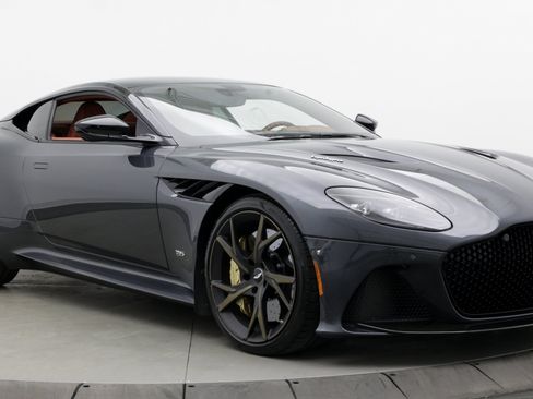 Used 2019 Aston Martin DBS Superleggera RWD image 3