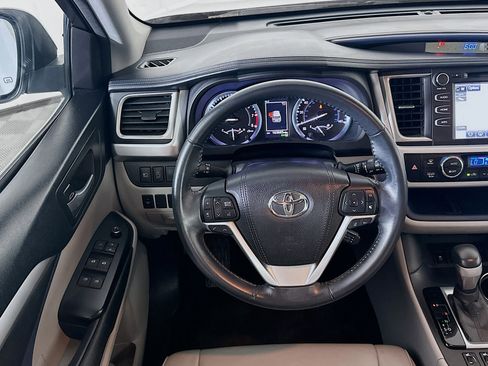 Used 2017 Toyota Highlander XLE image 18
