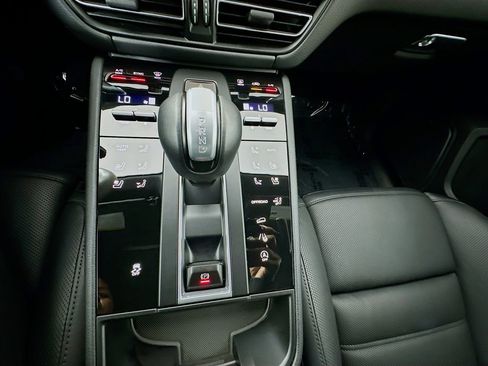 Certified 2026 Porsche Macan AWD/4WD image 19