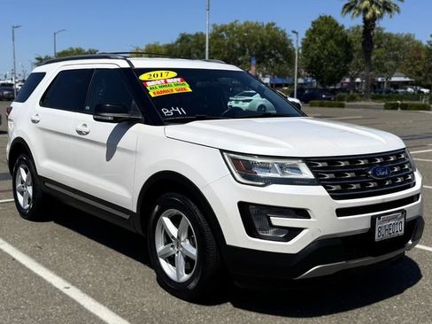 Used 2017 Ford Explorer XLT AWD/4WD image 3