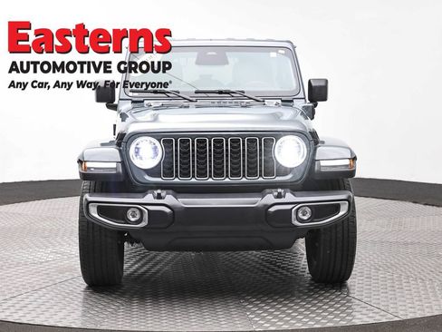 Used 2025 Jeep Wrangler Unlimited Sahara image 2