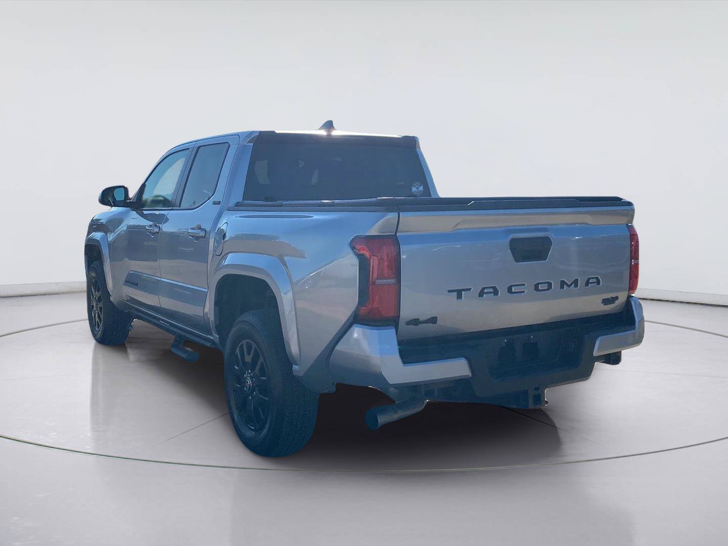 Used 2025 Toyota Tacoma SR5 AWD/4WD image 3