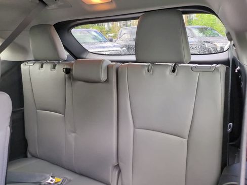 Used 2023 Toyota Highlander XLE FWD image 12