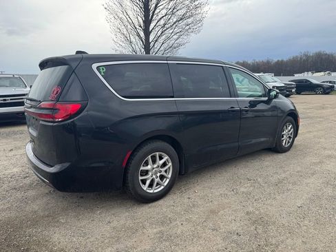 Used 2023 Chrysler Pacifica Touring-L image 5