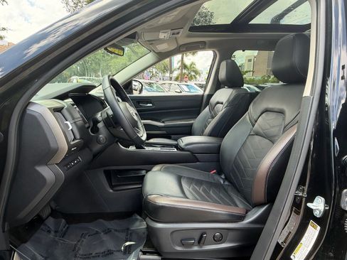 Used 2025 Nissan Pathfinder Platinum w/ Cargo Package FWD image 9
