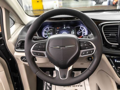 Used 2023 Chrysler Pacifica Limited FWD image 24