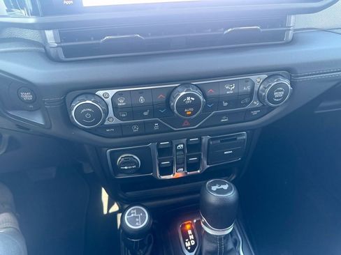 Used 2025 Jeep Wrangler Sahara image 30