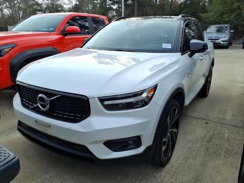 Used 2019 Volvo XC40 T5 R-Design image 3