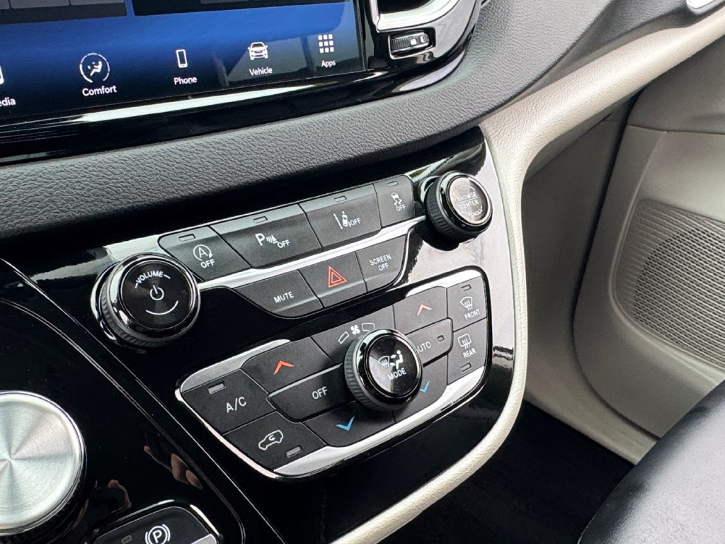 Used 2024 Chrysler Pacifica Touring-L FWD image 27