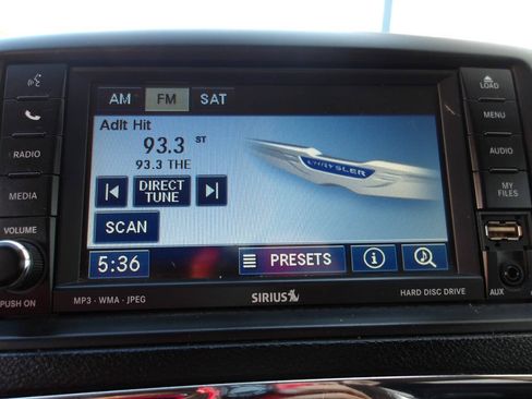 Used 2011 Chrysler Town & Country Touring FWD image 13