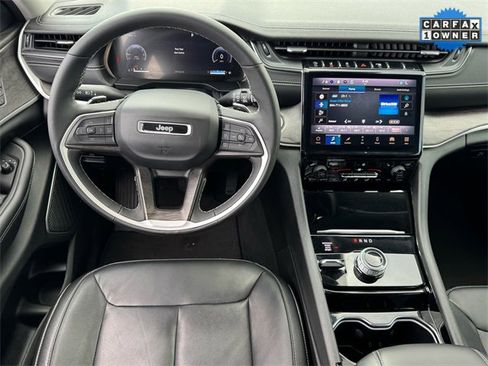 Used 2023 Jeep Grand Cherokee Limited w/ Black Appearance Package image 9