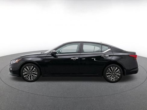 Used 2025 Nissan Altima 2.5 SV FWD image 4