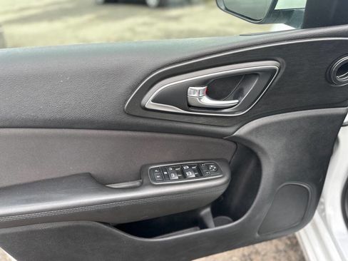 Used 2015 Chrysler 200 Limited image 12