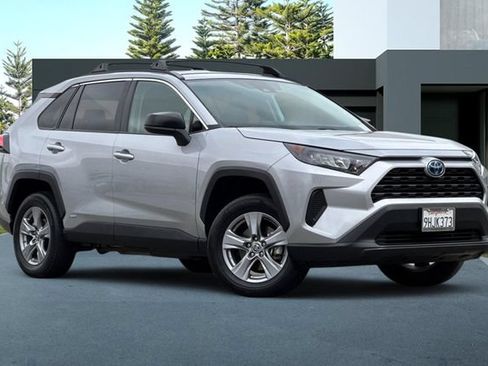 Used 2022 Toyota RAV4 LE AWD/4WD image 2