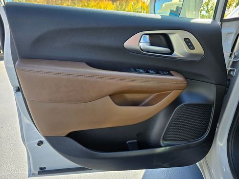 Used 2017 Chrysler Pacifica Limited image 21