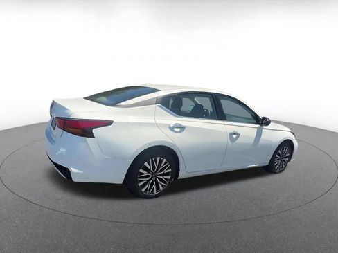 Used 2025 Nissan Altima 2.5 SV FWD image 14