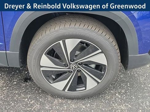 New 2024 Volkswagen Taos SE image 3