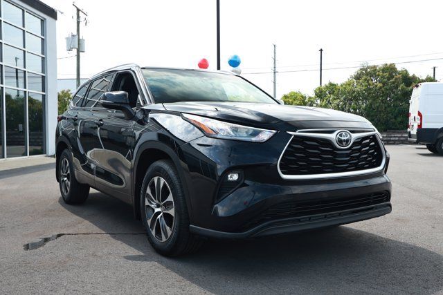 Used 2020 Toyota Highlander XLE AWD/4WD image 3