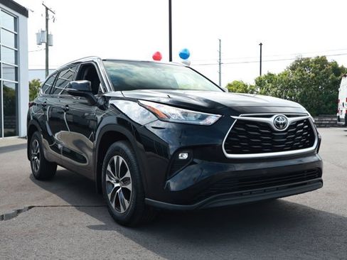 Used 2020 Toyota Highlander XLE AWD/4WD image 3