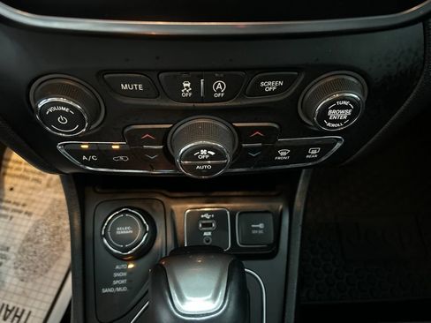 Used 2019 Jeep Cherokee Latitude Plus w/ Comfort/Convenience Group AWD/4WD image 22