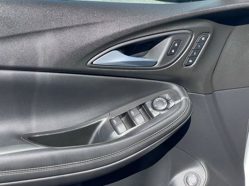 Used 2022 Buick Encore GX Essence image 11