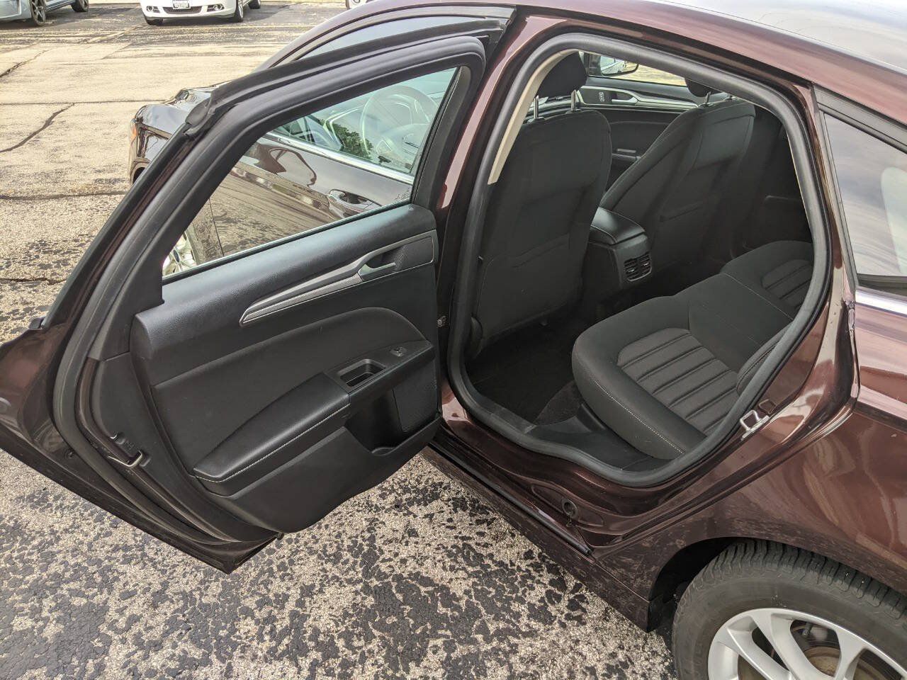 Used 2019 Ford Fusion SE FWD image 11