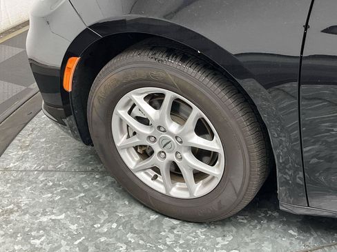 Used 2024 Chrysler Pacifica Touring-L FWD image 31